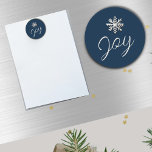 Imã Elegante Snowflake Joy Magnet<br><div class="desc">Adicione um toque de elegância à sua decoração de férias com este Elegante Magnet Joy Floco de Neve. O ímã redondo apresenta um floco de neve prateado escovado no topo e a palavra "Joy" na letra da escrita, criando um design festivo e na moda. Perfeito para enfeitar sua geladeira, espaço...</div>