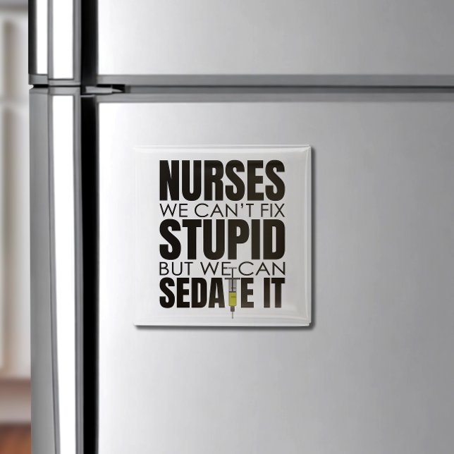 Imã Enfermeira Engraçada Não Podemos Ajustado Estúpido (Nurse: We Can’t Fix Stupid—But We Can Sedate It!" Funny magnet for a dose of medical humor!)