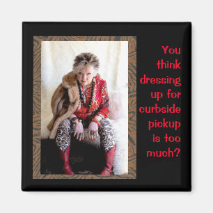 Imã Engraçado se vestindo para recolher o lado do curb