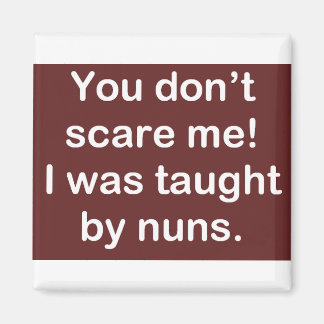 Imã Ensinado por freiras em vermelho escuro