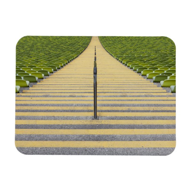 Ímã Escada de estádio entre fileiras de assentos verde (Horizontal)