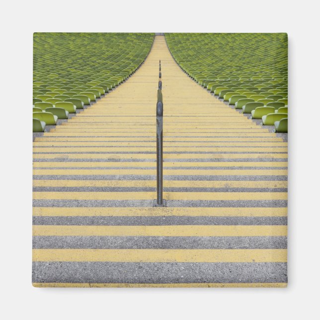 Imã Escada de estádio entre fileiras de assentos verde (Frente)