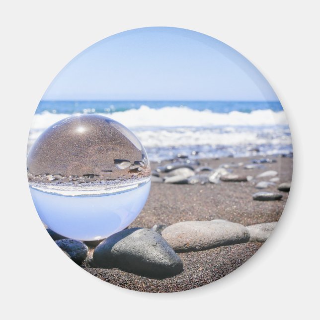 Imã Esfera de vidro sobre pedras na praia e na costa (Frente)