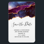 Ímã Espaço Azul e Roxo e Estrelas Casamento Salva a Da<br><div class="desc">Salve o ímã de data com um desenho abstrato com camadas azuis e roxas com uma fita falsa de folha de ouro entre elas.</div>