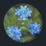 Imã Esquece-me de não pensar em ti.<br><div class="desc">Floral "esqueça-me-não" "pensando em você" em um ímã redondo.</div>