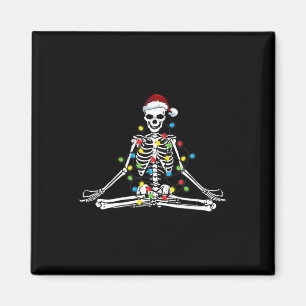 Imã Esqueleto de Pose de Yoga Meditando em Luzes de Na