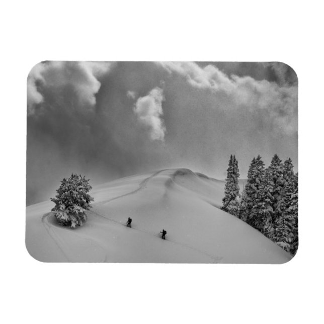 Ímã Esquiadores de montanha em neve fresca (Horizontal)