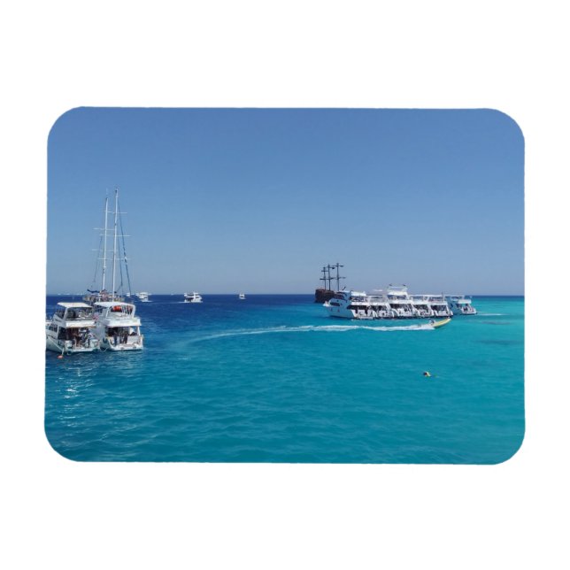 Ímã Estacionamentos em iate com turistas perto de Whit (Horizontal)