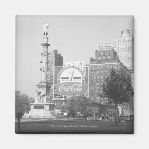 Imã Estátua no quadrado de cidade americano B&W