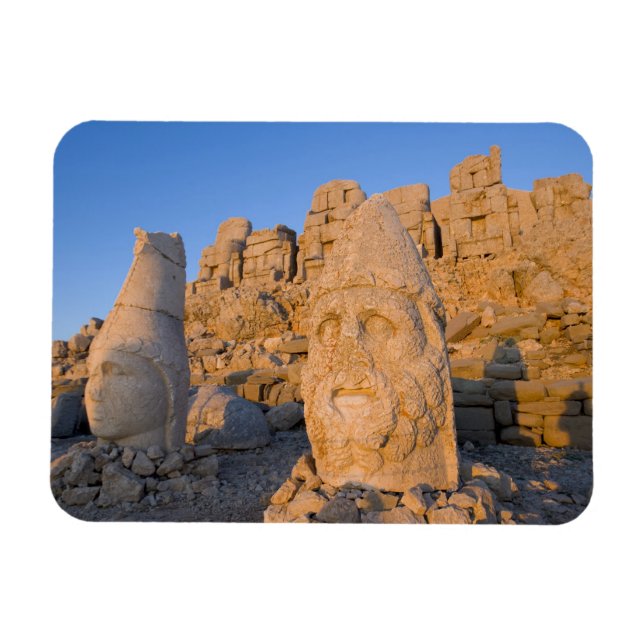 Ímã Estatuas de cabeças colossais de Deuses guardando  (Horizontal)