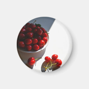 Imã Estética ainda vive com cerejas maduras em branco