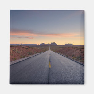 Imã Estrada ao parque tribal do vale do monumento