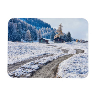Ímã Estrada de terra na terra da neve, cumes europeus