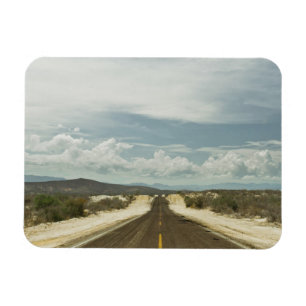 Ímã Estrada reta longa com a paisagem de Baja do