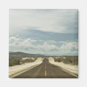Imã Estrada reta longa com a paisagem de Baja do