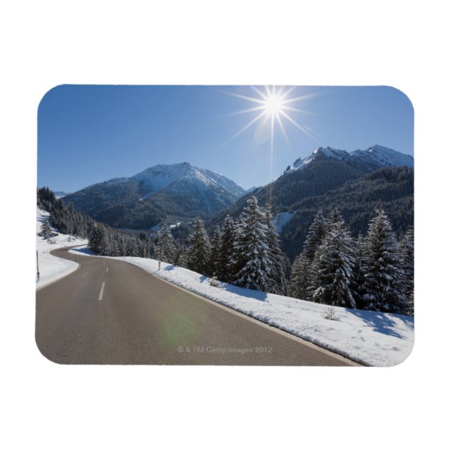 Ímã Estrada vazia idílica através de uma paisagem de i (Horizontal)