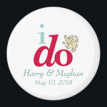 Imã Eu faço Harry e Meghan Royal Wedding Magnet<br><div class="desc">Os nossos "I DO Harry & Meghan Royal Wedding Watch Party Magnets" são favoritos para festas perfeitos para a sua épica Festa Real de Casamento! Mod inspirou a design, que apresenta texto em vermelho e aqua junto com o motif de leão heráldico. Disponível em diversos formatos e tamanhos de ímãs....</div>