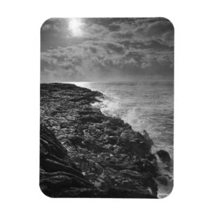 Ímã  EUA. A lava molena desagua no oceano ao nascer do