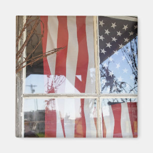 Imã EUA, Oregon, Shaniko. Bandeira na janela ao lado