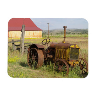 Ímã EUA, Oregon, Shaniko. Trator vintage enferrujado e