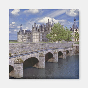 Imã Europa, França, Chambord. Uma ponte de pedra leva