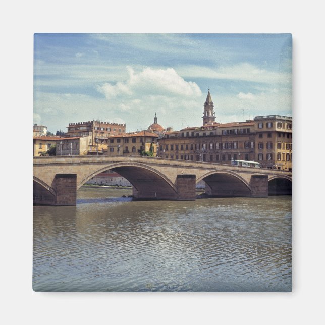 Imã Europa, Itália, Florença. O rio Arno flui (Frente)