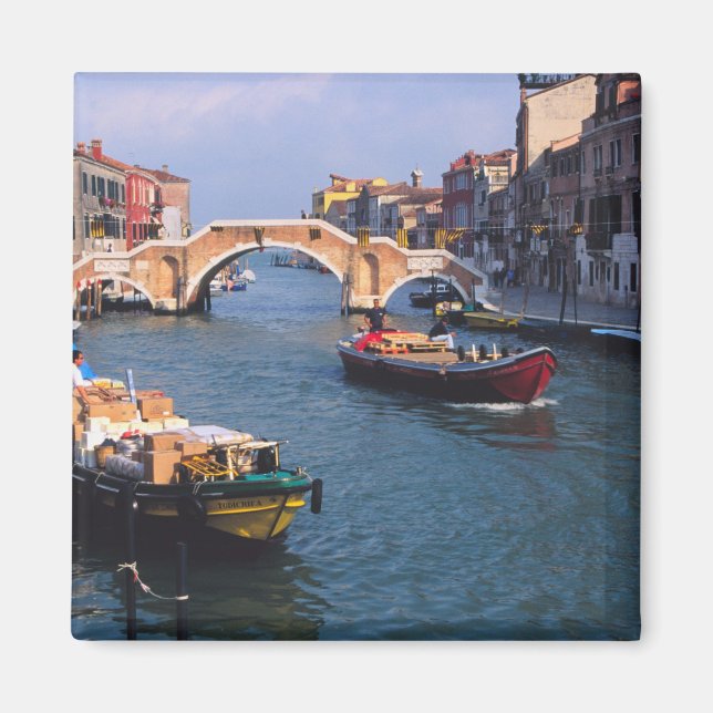 Imã Europa, Itália, Veneza. Barcos trazendo (Frente)