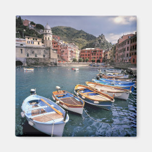 Imã Europa, Itália, Vernazza. Barcos pintados de cores