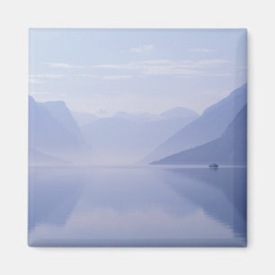 Imã Europa, Noruega. Paredes verticais refletidas em