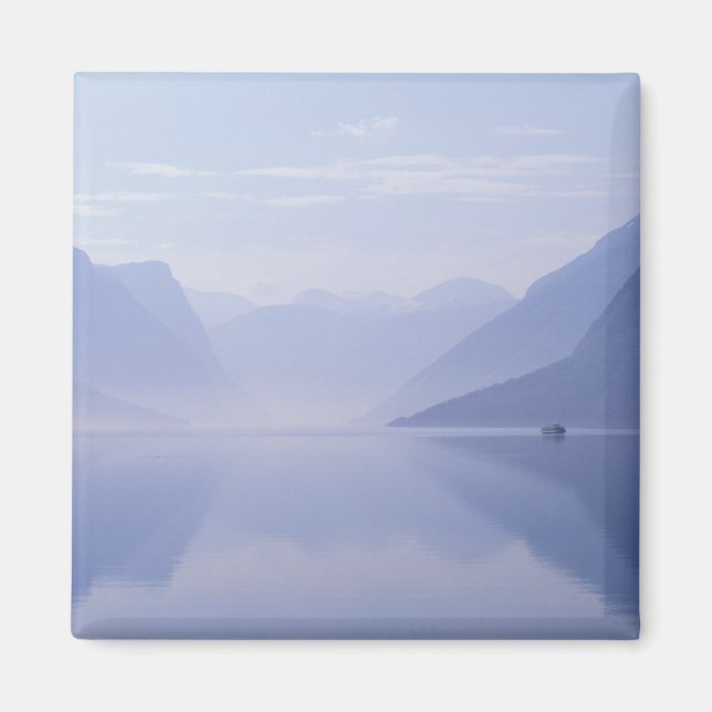 Imã Europa, Noruega. Paredes verticais refletidas em (Frente)