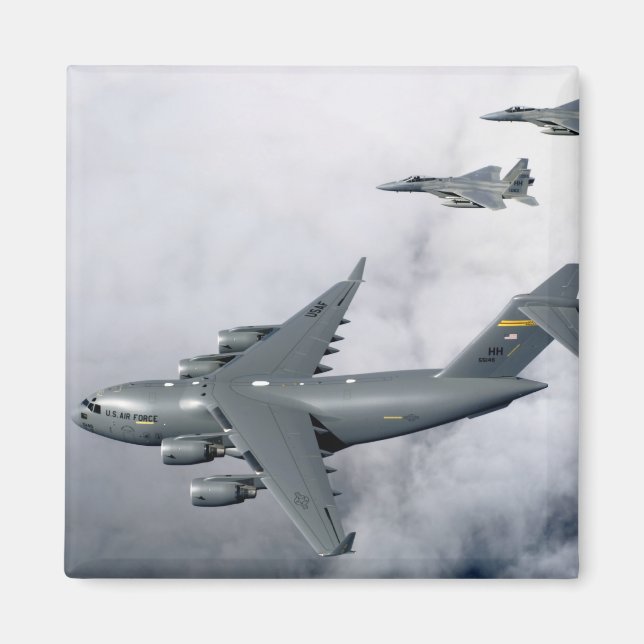 Imã F-15B Eagles escolta o primeiro C-17 baseado no Ha (Frente)