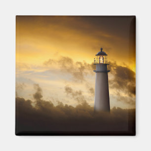 Imã Farol que incandesce sob o céu dramático