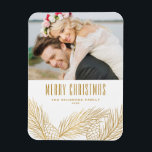 Ímã Faux Gold Foil Pine Agulha Feliz Foto de Natal<br><div class="desc">Feliz Natal! Traga um pouco de alegria de férias para sua casa com nosso Magnet de Natal personalizável! Perfeito para mostrar memórias queridas, este ímã permite que você personalize com sua foto festiva favorita, fazer uma adição única ao seu decoro de férias. Um presente ideal para a família e os...</div>