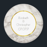 Imã Faux Marble Alabaster Taupe Tan Modern Wedds<br><div class="desc">Um imã personalizado de recordação de casamento com uma elegante textura de fundo de mármore FAUX alabastro. As cores do taupe/tan e creme se misturam, criando padrões interessantes para um visual moderno clássico. Personalize com seus nomes e data de casamento dentro um círculo branco com uma borda de papel dourado...</div>