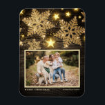 Ímã Faux Wood Dourado Glitter Snowflakes Foto Natal<br><div class="desc">Celebre o espírito de Natal com nosso ímã de Natal fotográfico personalizável! Perfeito para capturar os seus momentos festivos favoritos, este ímã permite-vos criar uma vigilância única que mostra a alegria e o amor da vossa família durante a época de férias. Ele apresenta flocos de neve dourados e estrelas em...</div>
