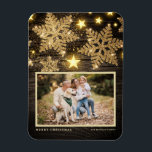 Ímã Faux Wood Dourado Glitter Snowflakes Foto Natal<br><div class="desc">Celebre o espírito de Natal com nosso ímã de Natal fotográfico personalizável! Perfeito para capturar os seus momentos festivos favoritos, este ímã permite-vos criar uma vigilância única que mostra a alegria e o amor da vossa família durante a época de férias. Ele apresenta flocos de neve dourados e estrelas em...</div>