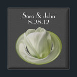 Imã Favor de Casamento de Flor de Tulipas Brancas<br><div class="desc">Tulipa branca delicada sobre fundo preto, salve a data do anúncio do casamento a favor do imã do frigorífico. Preencha suas informações na modelo. Faça mais alterações no tamanho, estilo e cor do texto e da fonte, clicando em Personalizar. Se tiver perguntas ou pedidos, contacte-me. Esta imagem está disponível em...</div>