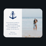 Ímã Favor de Casamento de Foto do Monograma de Âncora<br><div class="desc">Magnet de casamento náutico com uma âncora azul marinho com seu monograma em ambos os lados junto com sua mensagem de obrigado. À direita está sua foto favorita. Estes simples ímãs náuticos são perfeitos para um casamento na praia no verão e fazem favores de casamento de excelente que os seus...</div>