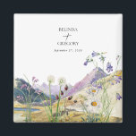Imã Favor de Casamento de Montanha de Vidraça Selvagem<br><div class="desc">Uma bela design de casamentos de flores silvestres e montanhas. Um design único que usa botânicos de flor silvestre de aquarela e uma paisagem de montanha de aquarela no fundo. Um moderno design floral selvagem com montanhas e rios ao lado do lago. Um elegante imã de casamento favorece a design...</div>