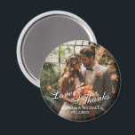 Imã 'Favor de Casamento Personalizado de Obrigados e A<br><div class="desc">Um na moda e elegante favor de casamento com design com as palavras "Amor e Obrigados" em uma bela letra branca. Inclui espaço para uma foto personalizada,  nomes e a data do casamento em uma fonte branca clássica. Uma maneira perfeita de adicionar um toque pessoal ao seu dia especial!</div>