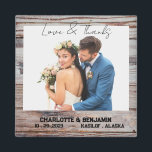 Imã Favor Rustic Wooden Photo Wedding<br><div class="desc">O ímã Rustic Wooden Photo Wedding Favor apresenta fundo de madeira rústico, texto e modelo de foto de casal de casamento. Um presente perfeito para os teus convidados. Clique no botão personalizar para personalizá-lo com seu texto ou foto.Visite gentilmente minha loja " loveyouart" para outros ou designs semelhantes. CRÉDITO DE...</div>