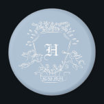 Imã Favorito do Chá de fraldas Dusty Blue Monograma<br><div class="desc">Apresentando nosso charmoso Magneta Dusty Blue Monograma Crest, uma adição deliciosa a qualquer favor de presente de chá de fraldas ou batismo. Este ímã serve não só como guardião do chá de fraldas, mas também como um item prático que pode ser usado muito depois da celebração, lembrando aos destinatários da...</div>