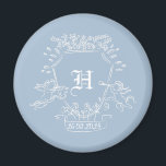 Imã Favorito do Chá de fraldas Dusty Blue Monograma<br><div class="desc">Apresentando nosso charmoso Magneta Dusty Blue Monograma Crest, uma adição deliciosa a qualquer favor de presente de chá de fraldas ou batismo. Este ímã serve não só como guardião do chá de fraldas, mas também como um item prático que pode ser usado muito depois da celebração, lembrando aos destinatários da...</div>