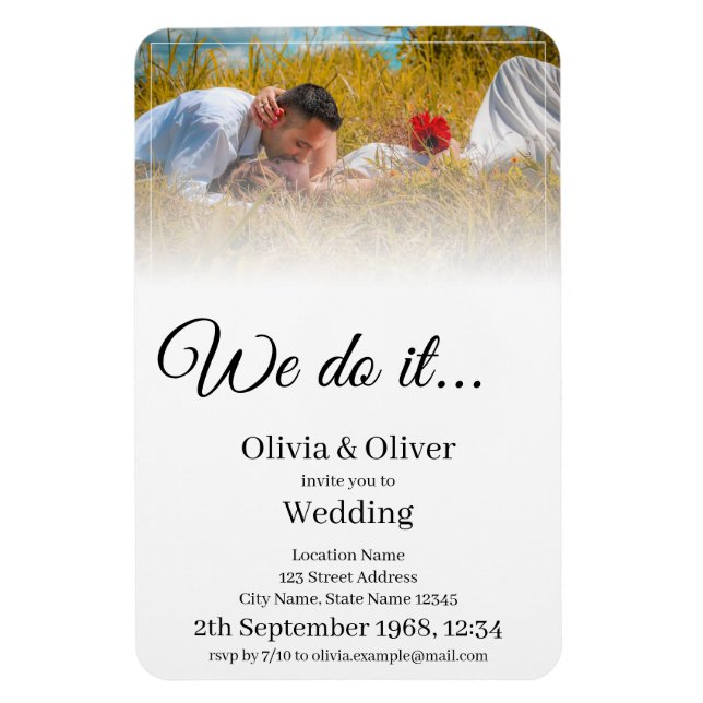 Ímã Fazemos isso - beijando Casal num Prado (Vertical)