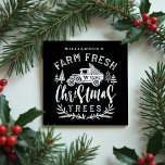 Imã Fazenda Fresca Velho Caminhão Entrega Árvore de Na<br><div class="desc">O design apresenta a nossa design tipográfica "Fazenda Árvores de Natal frescas" com um estilo branco e rústico, desenhado à mão, que recolhe um carregando de Natal no fundo. O verde de Natal e a folhagem criam um design festivo moderno e rústico. Personalizado com seu sobrenome e monograma. Arte original...</div>