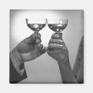Imã Feche acima do casal que brinda com vinho branco
