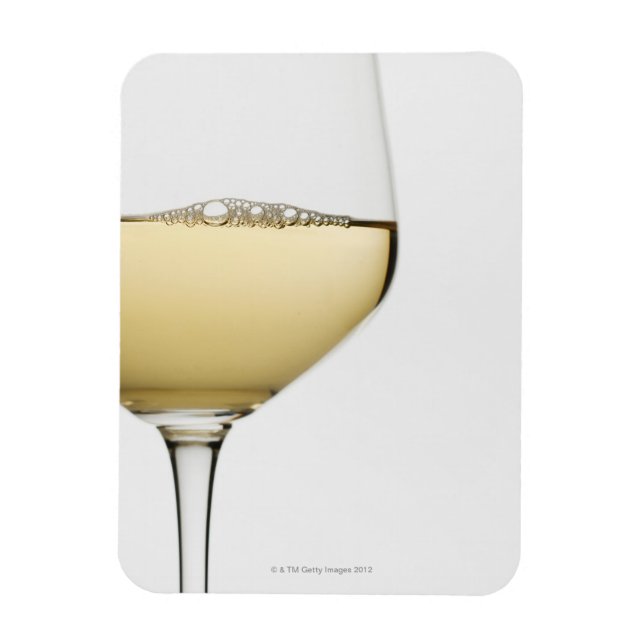 Ímã Feche o copo de vinho branco sobre branco (Vertical)