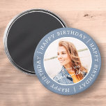 Imã Feliz Aniversário - Foto personalizada simples de<br><div class="desc">Este design simples e moderno é composto por tipografia de serifa e adiciona uma foto personalizada.</div>