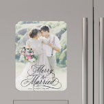 Ímã Feliz e casado com recém-Weds Primeira Foto de Nat<br><div class="desc">Uma letra elegante e romântica de caligrafia suave com uma fotografia. Para uma personalização mais avançada deste design,  clique no BOTÃO FERRAMENTA DESIGN AZUL acima!</div>