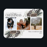 Ímã Feliz Natal Black Winter Pinecone Botanical Ho<br><div class="desc">Apresentando nosso feliz Natal Black Winter Calliografia Botânica de Natal com Pinecone Magnet! Esta bela carta apresenta três das suas fotos favoritas, perfeitamente organizadas com uma moda, arranjo solto de elementos botânicos como pínus cones e bagas. A caligrafia à mão adiciona um toque de charme e elegância, fazer este é...</div>